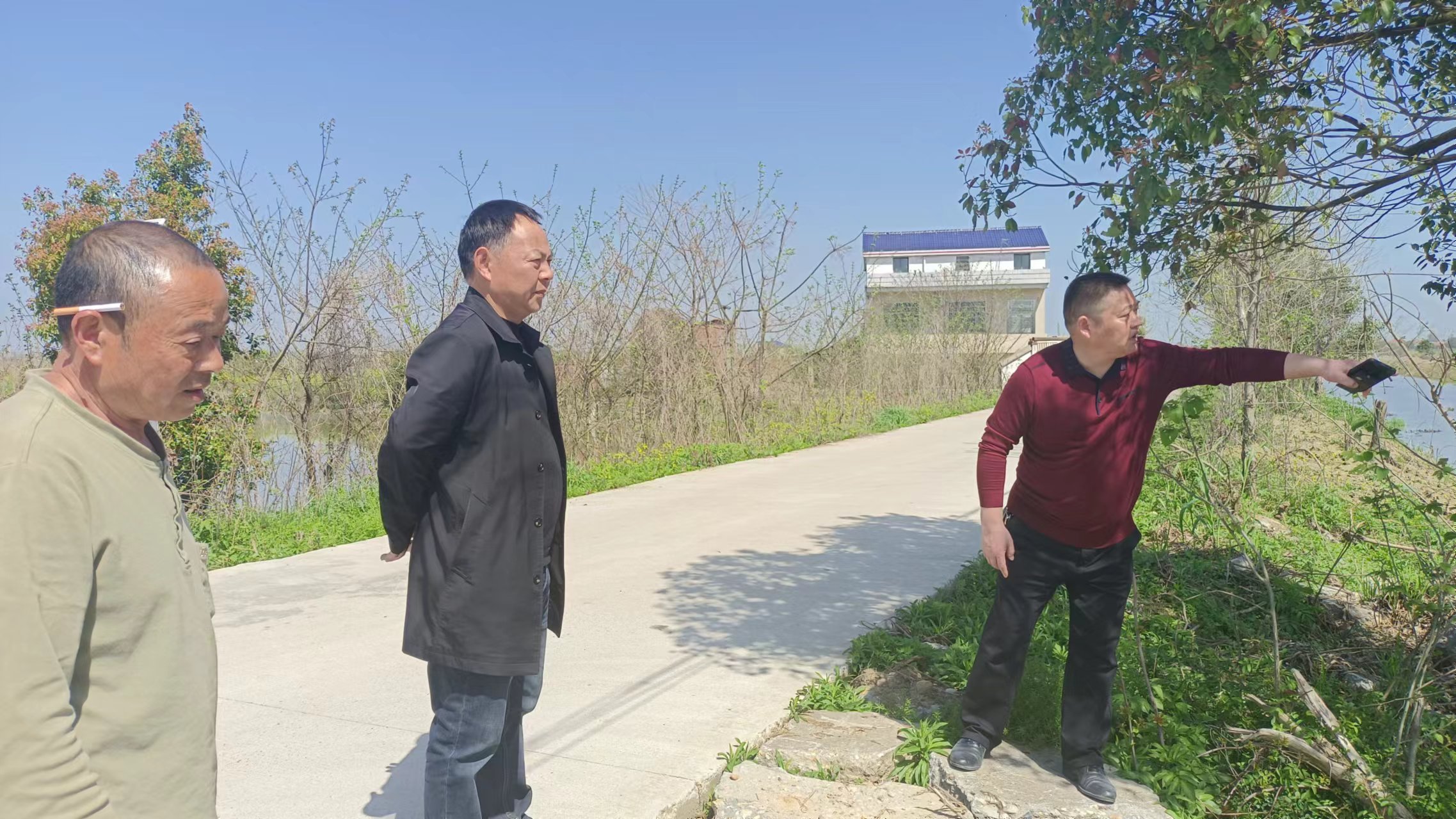 3月29日，岳陽市第十四屆全國人大代表，全國種糧大戶，全國首屆十佳農(nóng)民陽岳球到金浪公司考察濱湖水牛保種場，洽談水稻一水牛綠色種養(yǎng)循環(huán)農(nóng)業(yè)合作項目！公司董事長謝輝全程陪同考察！