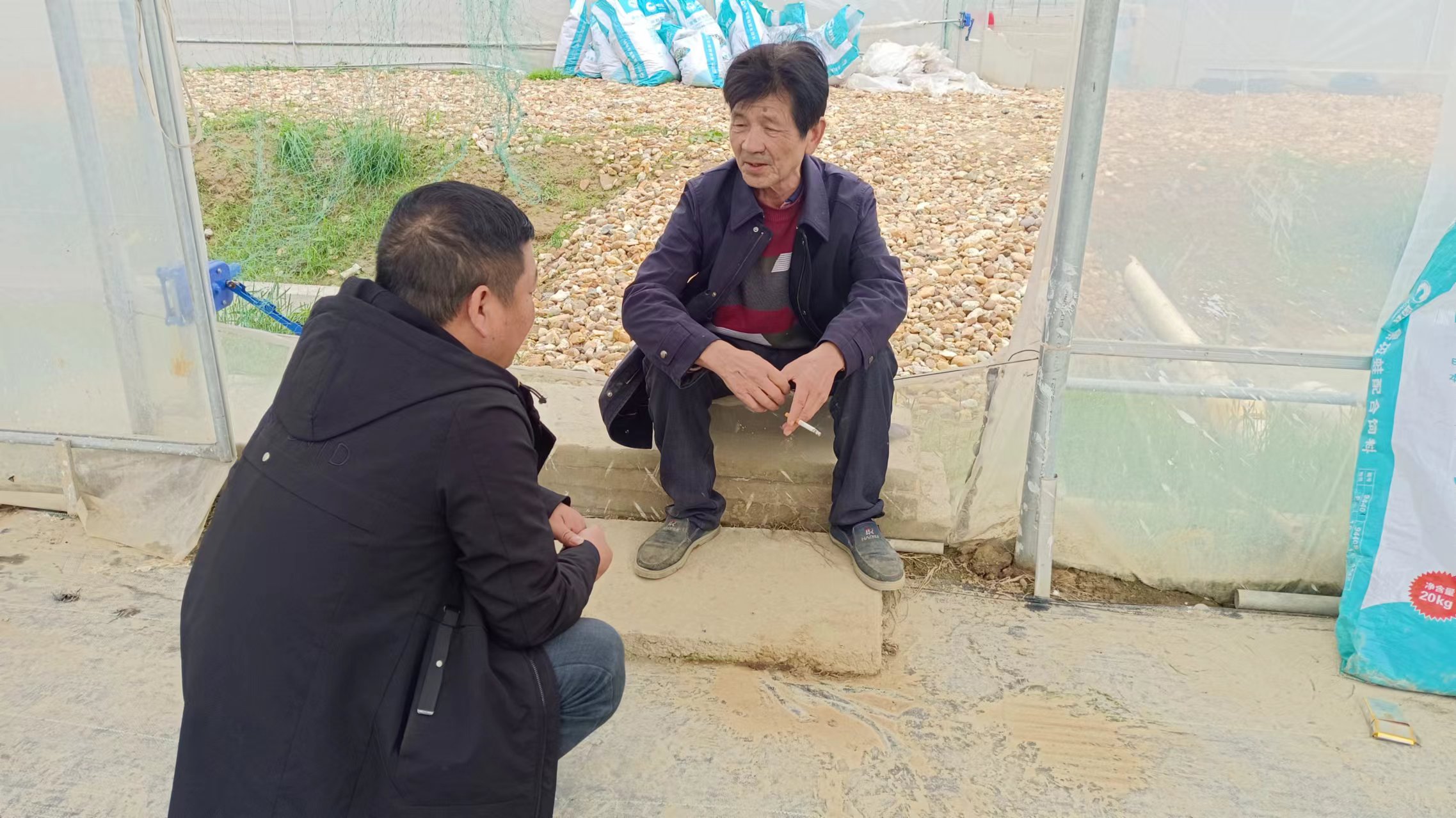 公司技術(shù)人員深入黑斑蛙養(yǎng)殖基地，與用戶交流